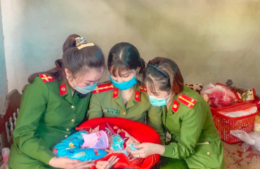 Phụ nữ Công an huyện Hương Khê động viên, thăm hỏi bé sơ sinh bị bỏ rơi
